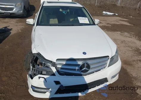 2013 Mercedes-Benz C 300 Sport 4Matic z USA, uszkodzony, nr VIN WDDGF8ABXDA778193